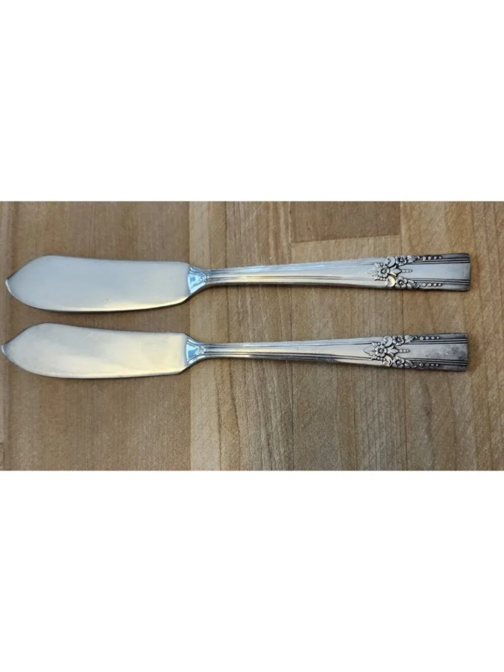W.M.A. Rogers Oneida Ltd Silverplate Butter Spreader Knives Artistic WMA Knife